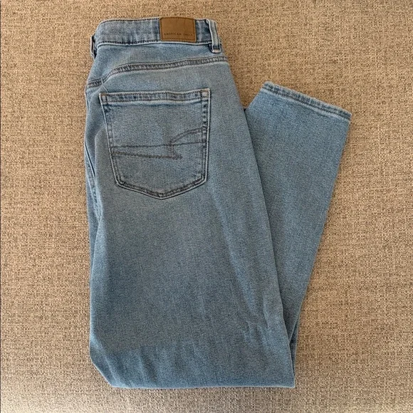 American Eagle Outfitters Light Wash Mom Jean - Picture 6 of 6